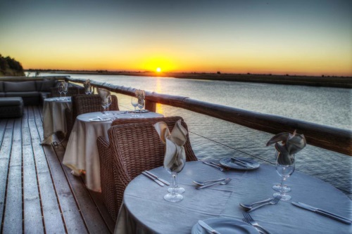 Chobe Game Lodge terras voor diner 003